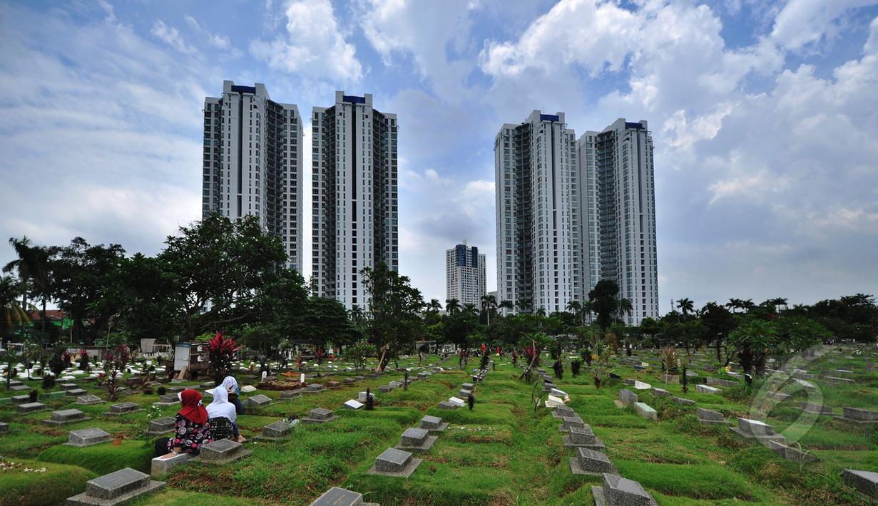 Suasana tempat pemakaman umum (TPU) Menteng Pulo, Jakarta, (15/3/2015). Rencananya, tahun ini ribuan makam di Jakarta akan ditata dengan cara plakatisasi guna penambahan ruang terbuka hijau (RTH) sebagai daerah resapan air. (Liputan6.com/Faizal Fanani)