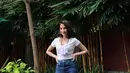 Cropped top memiliki kemampuan menambah dimensi tubuh lebih panjang yang pas dipadukan dengan celana high waisted favoritmu yang tidak terlalu longgar untuk tampilan kasual yang stylish (Foto: Instagram 
@zaraadhsty)