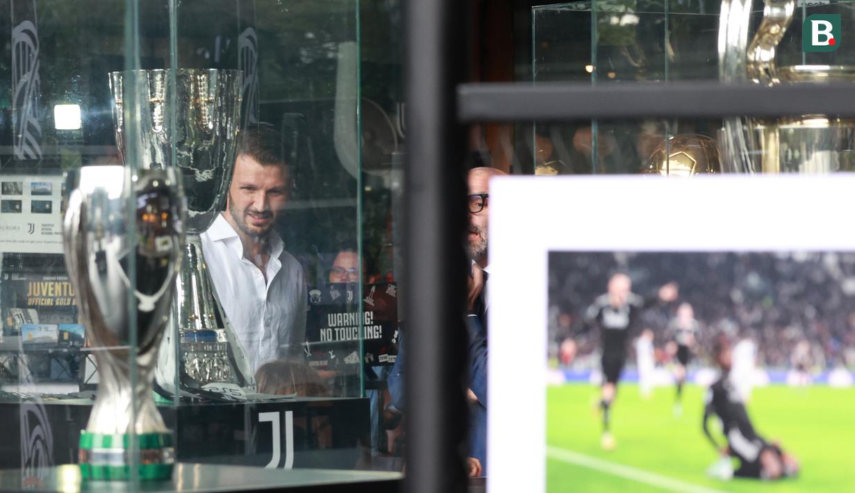 Mantan Pemain Juventus Dan Persija Jakarta, Marco Motta melihat koleksi trofi milik Juventus yang dipamerkan dalam kegiatan Juventus Village di Lippo Mall Kemang, Jakarta, Jumat (27/1/2023). (Bola.com/Ikhwan Yanuar)
