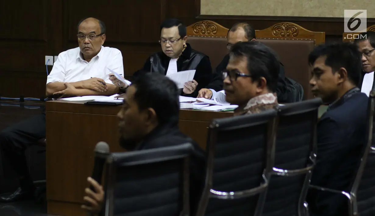 Mantan Dirut Jasindo, Budi Tjahjono (kiri) saat sidang dugaan korupsi komisi fiktif agen PT Asuransi Jasindo dalam pengadaan asuransi pada BP Migas-KKKS 2010-2012 dan 2012-2014 di Pengadilan Tipikor, Jakarta, Rabu (30/1). (Liputan6.com/Helmi Fithriansyah)