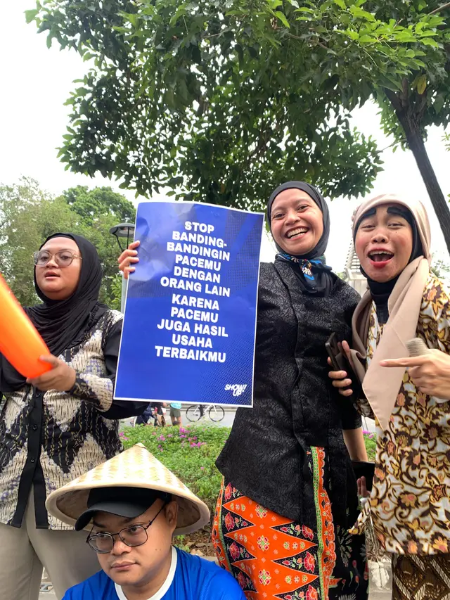 Suporter Bawa Poster Motivasi di myBCA Jakarta Running Festival 2026