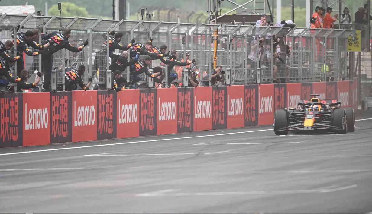 Max Verstappen tampil dominan sepanjang 56 lap balapan. (HECTOR RETAMAL/AFP)