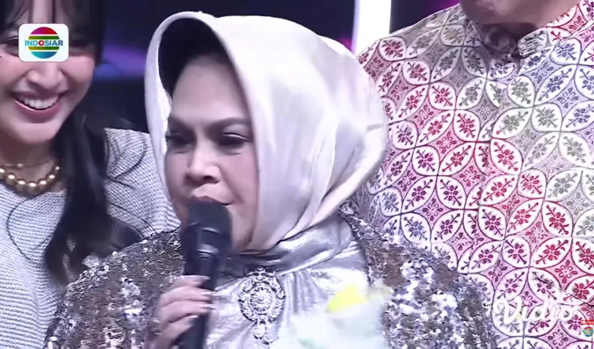 Hetty Koes Endang tampak emosi saat melihat kru tersebut di hadapannya. Dia ditenangkan oleh salah satu host, Ramzi.