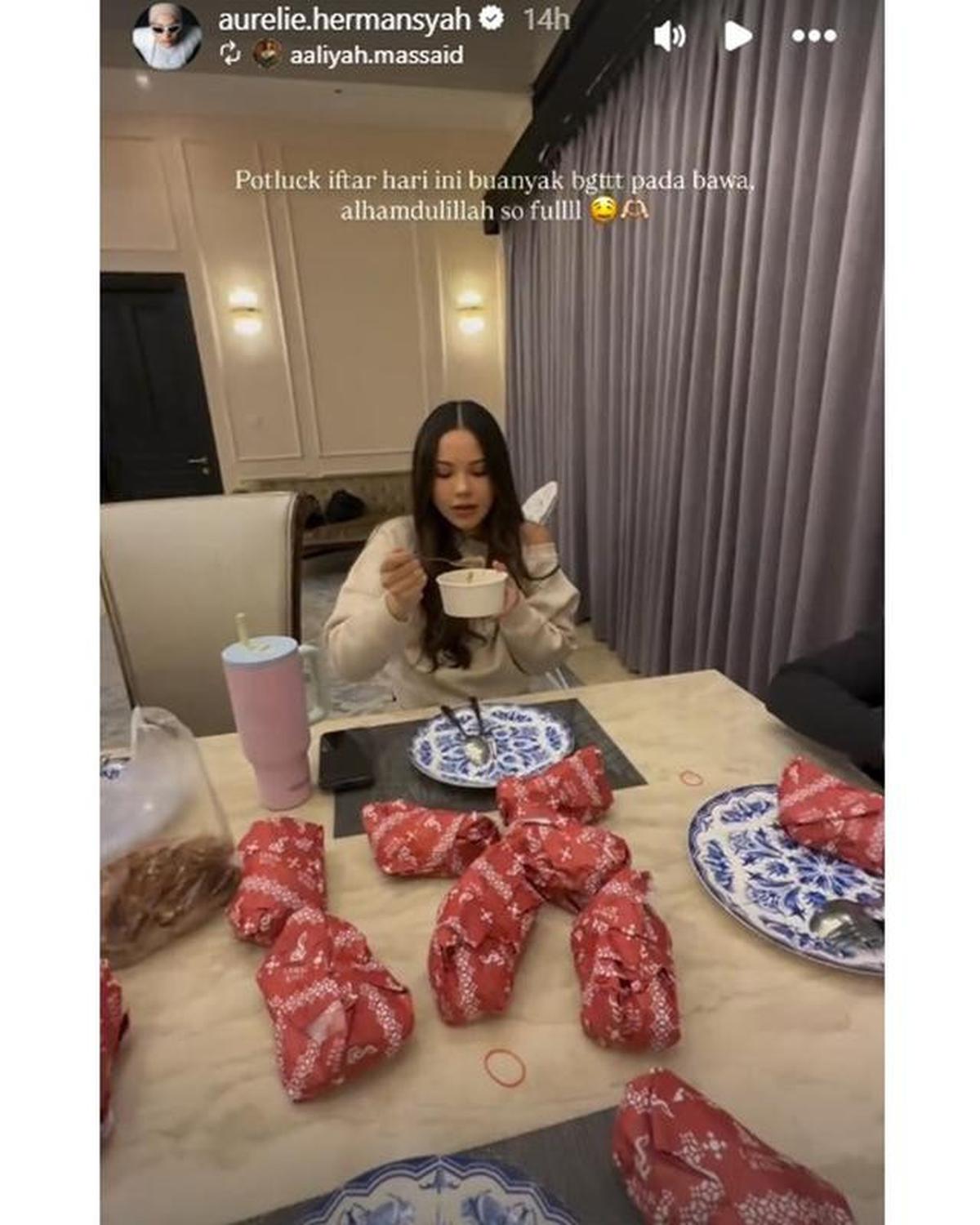 6 Potret Dapur dan Meja Makan di Rumah Aaliyah Massaid saat Bukber Geng Artis