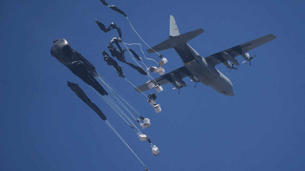FOTO:  Momen Bantuan Kemanusiaan Dijatuhkan dari Udara di Langit Gaza