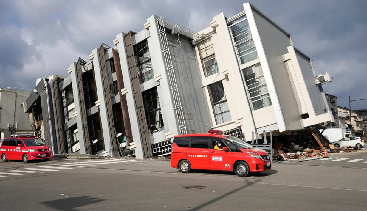 Ruas jalanan yang retak dan rusak akibat guncangan kuat gempa, serta pepohonan yang tumbang dan timbunan longsor semakin mempersulit akses ke area-area terdampak. (AP Photo/Hiro Komae)