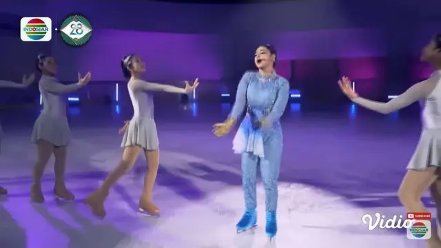 6 Potret Dewi Perssik Nyanyi Sambil Ice Skating di HUT Indosiar ke-28, Pukau Penonton