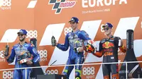 Pembalap Suzuki, Joan Mir, melakukan selebrasi di atas podium usai menjuarai balapan MotoGP Eropa di Sirkuit Ricardo Tormo, Valencia, Minggu (8/11/2020). Joan Mir finis pertama dengan catatan waktu 41 menit 37,297 detik. (AP/Alberto Saiz)