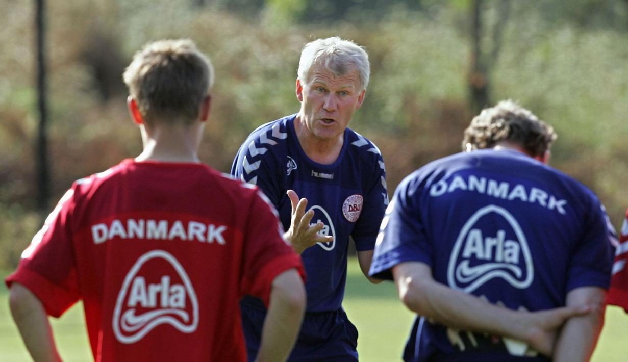 Morten Olsen menjadi kapten Denmark saat Piala Eropa 1988 yang menjadi aksi terakhirnya di level internasional. Saat itu Olsen berusia 38 tahun 10 bulan 3 hari. (AFP/Yuri Kadobnov)
