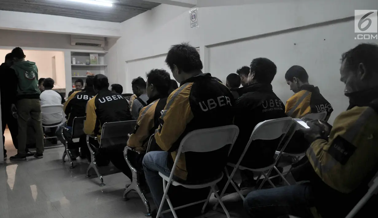 Antrean driver Uber saat mendaftar menjadi pengemudi Go-Jek di kantor cabang Gunung Sahari, Jakarta, Minggu (1/4). Uber kini menjadi pemegang 27,5 persen saham Grab. (Merdeka.com/Iqbal S Nugroho)