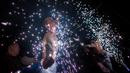 Sejumlah pria bermandinkan percikan kembang api saat mengikuti ritual eating flowers di provinsi Fujians, China (16/2). Ritual unik ini digelar untuk mengusir roh-roh jahat. (AFP/Johannes Eisele)