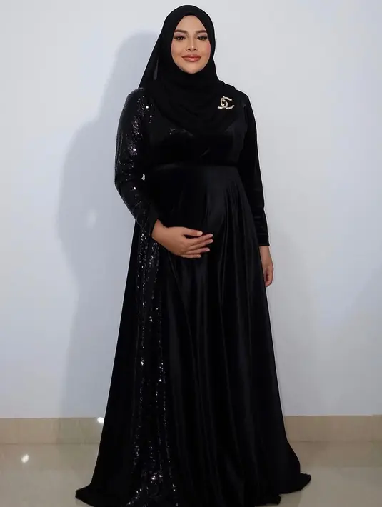Kenakan dress hitam layaknya abaya saat lebaran Idul Fitri akan membuat kamu terlihat elegan bagaikan wanita Arab Saudi. (instagram/aurelie.hermansyah)