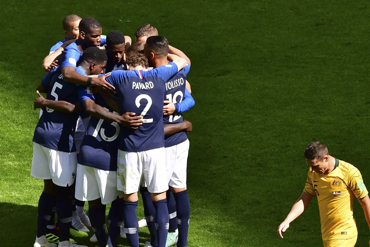 Para pemain Timnas Prancis merayakan gol yang dicetak Antoine Griezmann ketika melawan Australia pada partai pertama Grup C Piala Dunia di Stadion Kazan' Arena, Sabtu (16/6/2018). (Luis Acosta / AFP).