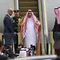 Raja Arab Saudi Salman bin Abdulaziz al-Saud turun dengan eskalator khusus, di Bandara Halim Perdanakusuma, Rabu (3/1). Tampak Raja Salman turun dari pesawat didampingi oleh dua pengawalnya berpakaian militer dan jas hitam. (Liputan6.com/Fery Pradolo)