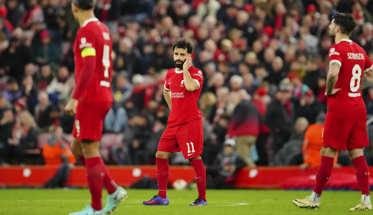 Pemain Liverpool, Mohamed Salah, tampak kecewa stelah ditaklukkan Atalanta pada leg pertama perempat final Liga Europa 2023/2024 di Anfield, Jumat (12/04/2024). Kemenangan ini membuat Atalanta bisa bermain dengan nyaman di leg kedua. Sementara Liverpool sendiri nantinya harus bekerja ekstra keras di leg kedua di Italia. (AP Photo/Jon Super)