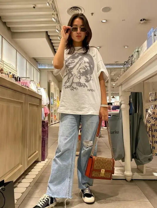Gadis kelahiran Lampung, 11 Januari 2007 berdarah Amerika-Jawa ini juga kerap tampil dengan gaya casual yang stylish dan effortless.(Instagram/sandrinna_11).