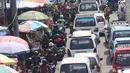 Kendaraan berjalan tersendat di kawasan Pasar Kebayoran Lama, Jakarta, Selasa (11/5/2021). Sudah menjadi tradisi menjelang Idul Fitri 1442 H, warga belanja sembako dan daging untuk keperluan lebaran hingga membuat kawasan tersebut macet. (Liputan6.com/Angga Yuniar)