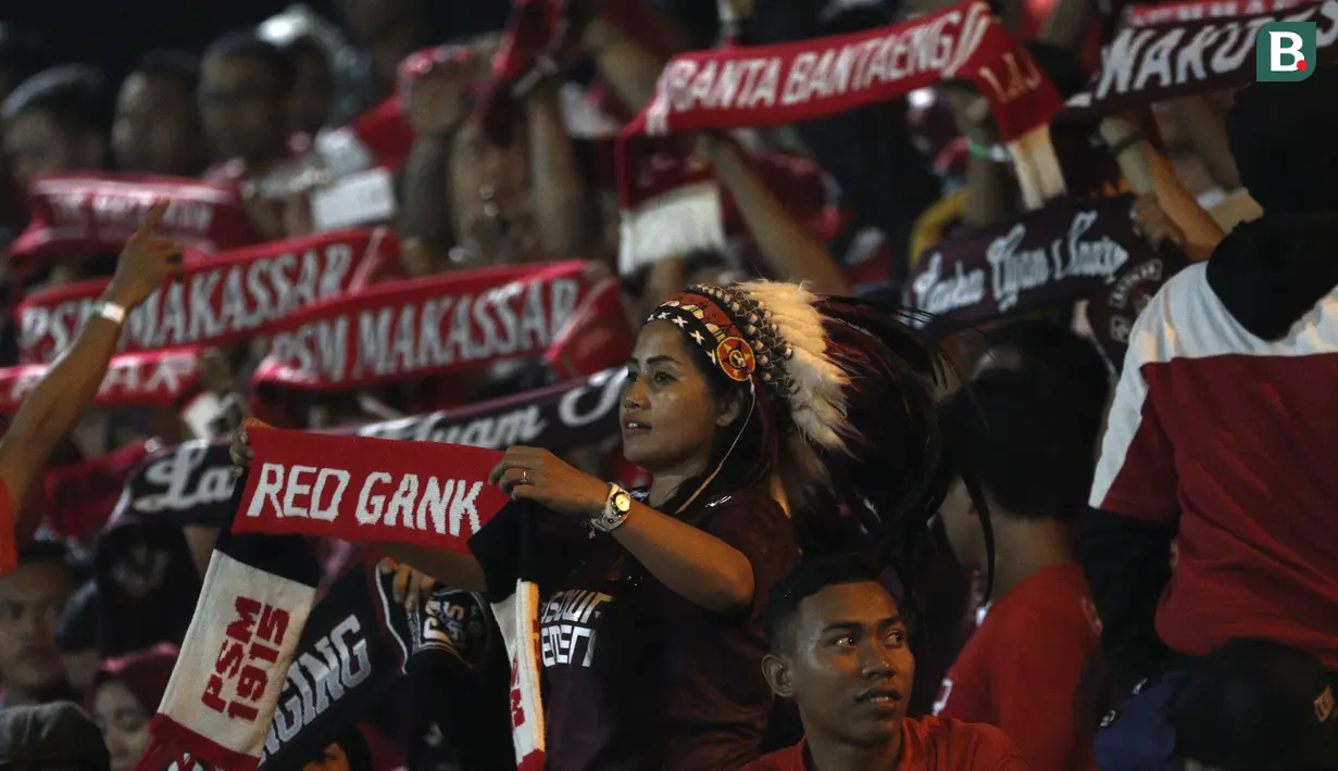 Sejumlah suporter PSM Makassar memberikan dukungan saat melawan Bhayangkara FC pada laga Liga 1 di Stadion PTIK, Jakarta, Senin (3/12). Kedua klub bermain imbang 0-0. (Bola.com/Yoppy Renato)