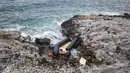 Sebuah perahu karet, yang diyakini digunakan oleh para migran, hancur di garis pantai berbatu, di Thermi di pulau Lesbos Yunani pada 7 Februari 2023. Sebuah kapal yang membawa migran dari negara tetangga Turki tenggelam di lepas pantai. (Manolis Lagoutaris / AFP)