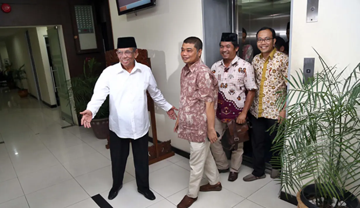 Anggota Wantimpres K.H. Hasyim Muzadi menerima aktivis dari Koalisi Masyarakat Sipil anti Kriminalisasi KPK di Gedung Wantimpres, Jakarta, Jumat (30/1/2015). (Liputan6.com/Faizal Fanani)