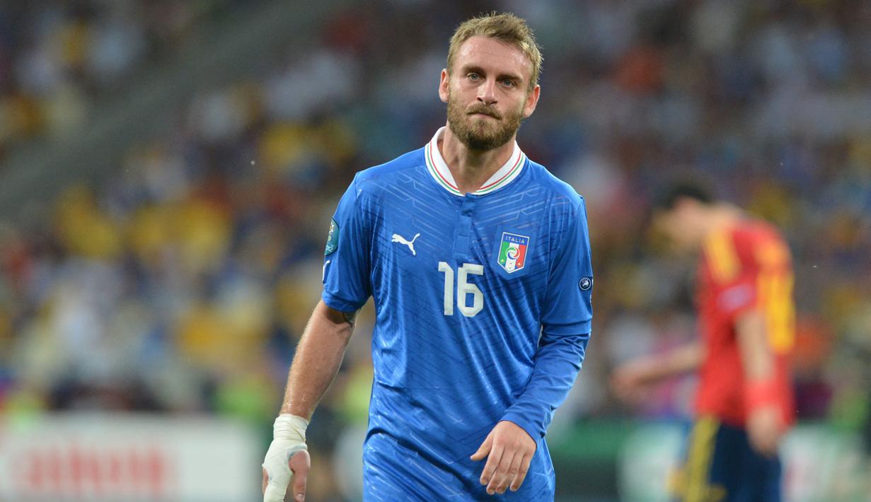 Ada juga yang berasumsi bahwa lengan panjang di tangan kanannya bertujuan untuk melindungi gambar tato anak perempuannya. Anggapan ini juga tak pernah terkonfirmasi kebenarannya. (Foto: AFP/Gabriel Bouys)