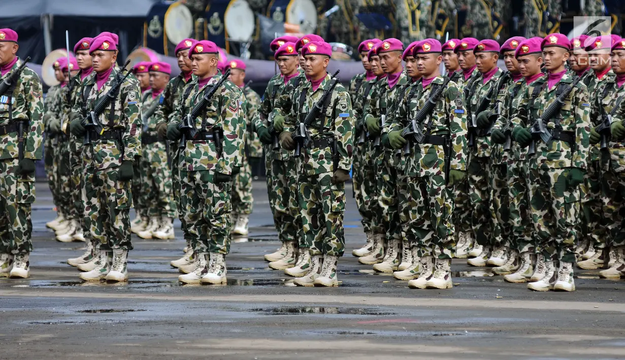 Prajurt Marinir berbaris jelang upacara HUT Korps Marinir ke-72 di Kesatrian Marinir Hartono, Cilandak, Jakarta, Rabu (15/11). HUT Marinir ke-72 bertema Marinir Prajurit Pejuang dan Profesional. (Liputan6.com/Helmi Fithriansyah)