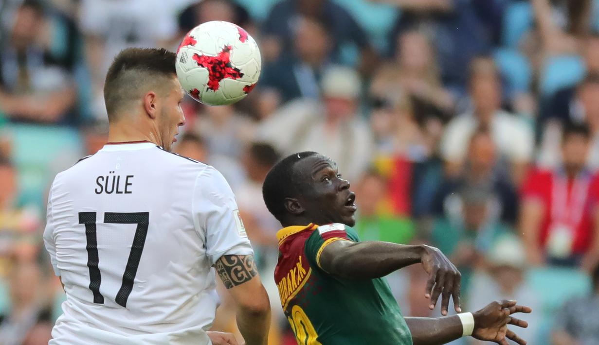 Bek Jerman, Niklas Sule, duel udara dengan Striker Kamerun, Vincent Aboubakar pada laga Grup B Piala Konfederasi 2017, di Stadion Fisht Olympic, Sochi, Minggu (25/6/2017). Jerman menang 3-1 atas Kamerun. (EPA/Armando Babani)