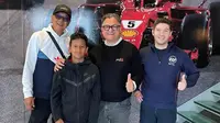 Pembalap muda Indonesia, Qarrar Firhand Ali (kedua dari kiri) saat berada di pusat simulator Formula 1 di Italia (istimewa)