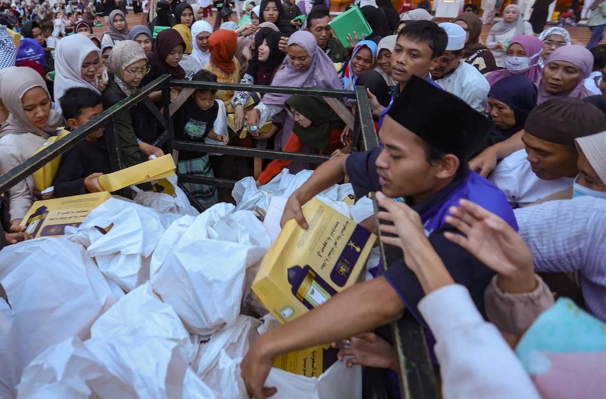 FOTO: Ribuan Jemaah Berbuka Puasa di Masjid Istiqlal pada Hari Pertama Ramadan