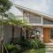 Rumah Pedesaan Minimalis Modern Atap Miring dan Taman Depan/AI