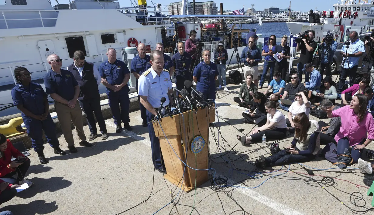 Komandan Distrik Penjaga Pantai Pertama AS, Laksamana Muda John Mauger (tengah depan mikrofon) berbicara kepada media di Pangkalan Penjaga Pantai Boston, di Boston, Kamis (22/6/2023). (AP Photo/Steven Senne)
