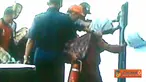 Seorang nenek yang telambat datang terpaksa masuk lewat pintu darurat KM Kirana 1 pada, Minggu (29/8) meskipun dapat membahayakan dirinya.