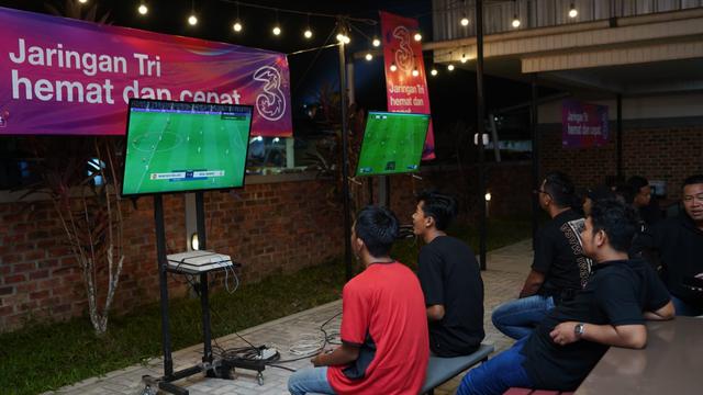 Roaring Night yang dipersembahkan oleh jaringan jemat dan cepat Tri di Kafe Stay With Me