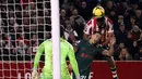 <p>Pemain Liverpool Kostas Tsimikas mencoba menghadang pemain Brentford, Bryan Mbeumo pada pertandingan lanjutan Liga Inggris di di Gtech Community Stadium di London, Selasa (3/1/2023). Brentford menang atas Liverpool dengan skor 3-1. (AP Photo/Ian Walton)</p>