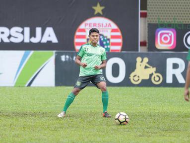 Pemain Persebaya, Fandi Eko Utomo (kiri) saat melakukan pemanasan pada sesi latihan tim jelang laga Gojek Liga 1 bersama Bukalapak di Stadion PTIK, Jakarta, Senin (25/6/2018). Persebaya akan melawan Persija 26 Juni 2018. (Bola.com/Nick Hanoatubun)