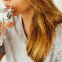 Ilustrasi minum air putih. (dok. Daria Shevtsova/Pexels/Brigitta Bellion)