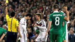 Pemain Jerman Hummels (tengah) menerima kartu kuning pada Kualifikasi Piala Eropa 2016 Grup D, Jerman vs Republik Irlandia di Sation Aviva, Dublin, Kamis (8/10/2015). Jerman menyerah 0-1. (AFP Photo / Tobias Schwarz)