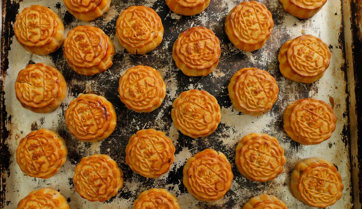 Nampan kue bulan dengan kata-kata China 'orang Hong Kong' terlihat di toko roti Wah Yee Tang, Hong Kong, 9 Agustus 2019. Hong Kong diramaikan dengan beragam ekspresi kreatif terkait kisruh antara massa pro-demokrasi dengan aparat setempat. (AP Photo/Kin Cheung)
