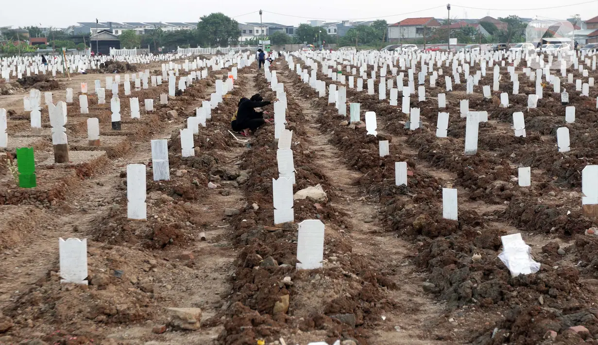 Warga saat melakukan ziarah di pemakaman khusus COVID-19 TPU Rorotan, Cilincing, Jakarta, Sabtu (31/7/2021). Warga yang melakukan ziarah diwajibkan mematuhi protokol kesehatan, menjaga jarak serta dilakukan secara terbatas. (Liputan6.com/Helmi Fithriansyah)