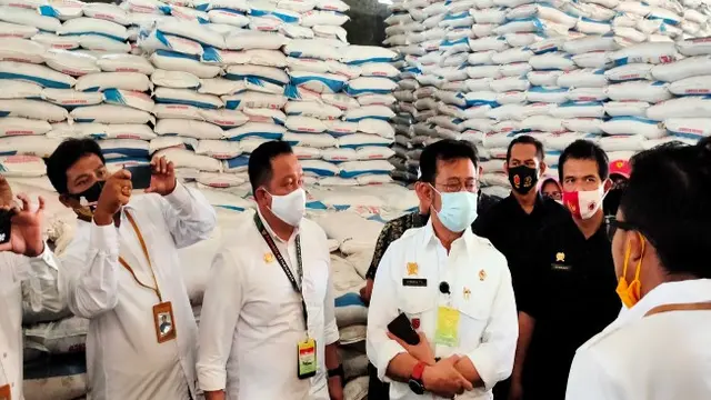 Cerita Mentan Tinjau Kesiapan Pupuk Subsidi Untuk Petani
