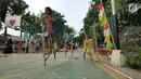 Anak-anak bermain permainan tradisional egrang di RPTRA Melati Duri Pulo, Jakarta, Sabtu (13/10). Traditional Games Returns (TGR) mengampanyekan permainan tradisional dengan mengusung tema "Millenials". (Liputan6.com/Herman Zakharia)