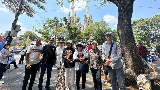 Sekelompok umat Katolik menunggu kedatangan Paus Fransiskus di depan Gereja Katedral, Rabu (4/9/2024). (Liputan6.com/Benedikta Miranti)