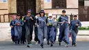Perempuan Arab Saudi jogging memperingati Women's Day atau Hari Perempuan Internasional di jalanan Distrik Al-Balad, Jeddah, Kamis (8/3). Aksi ini untuk pertama kalinya Hari Perempuan Internasional dilakukan di Arab Saudi. (Amer HILABI/AFP)