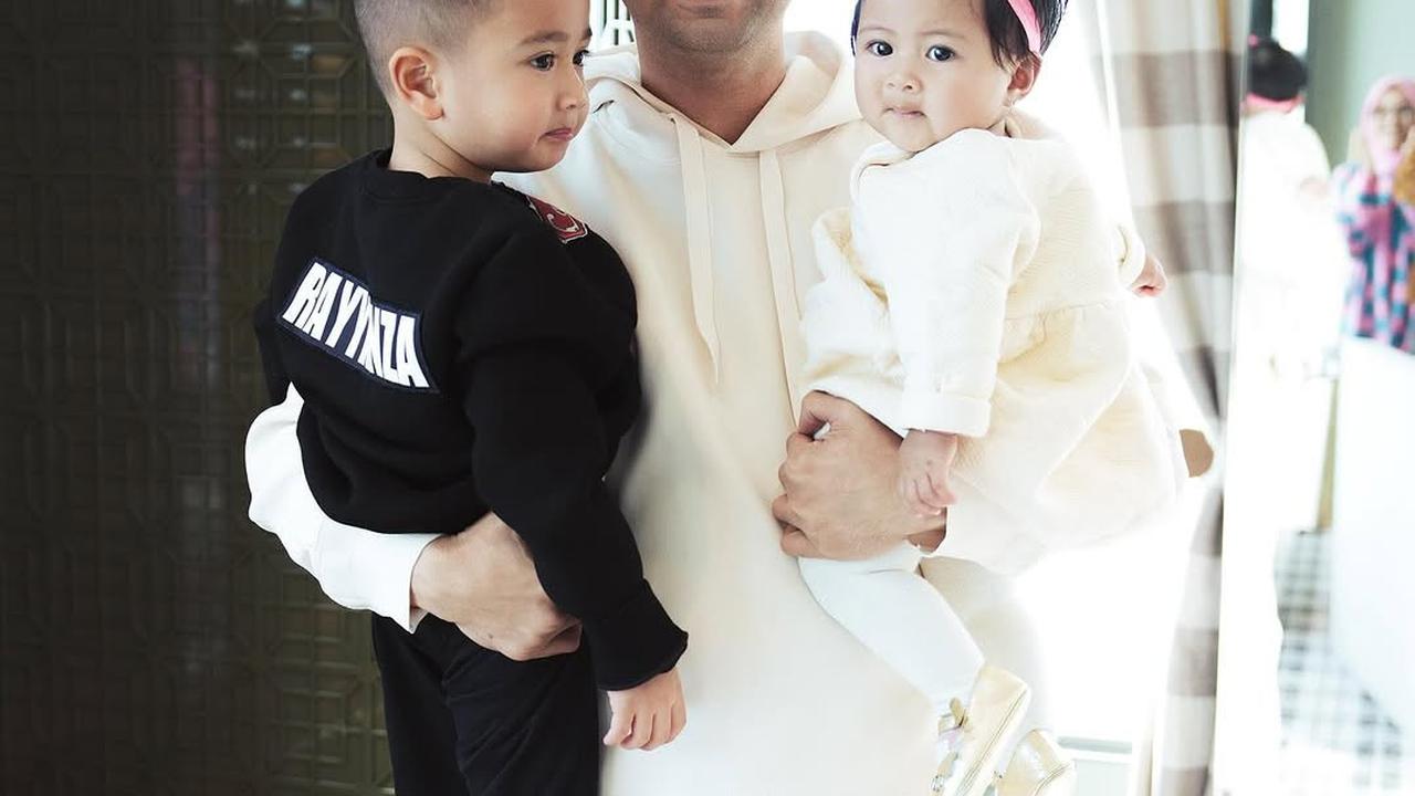 Potret Raffi Ahmad Gendong Rayyanza dan Lily Bersamaan, Terlihat Penuh Kasih Sayang
