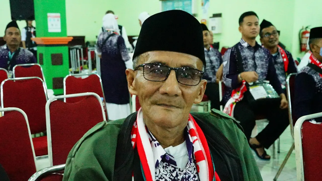 Rohmat (63) penjual terasi di Grobogan berangkat haji usai menabung puluhan tahun. (Foto: Kemenag)