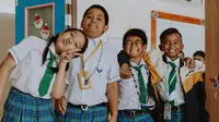 Ilustrasi seragam sekolah, dasi. (Foto oleh Ron Lach : https://www.pexels.com/id-id/foto/kedudukan-senang-anak-kecil-kelompok-10638092/)
