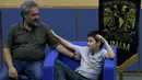 Carlos Santamaria Diaz (12) bersama sang ayah selama konferensi pers di Universitas Otonomi Nasional Meksiko di Mexico City, 3 Agustus 2018. Dengan sedikit gugup namun penuh semangat, ia bercita-cita menemukan obat untuk penyakit langka. (AP/Marco Ugarte)