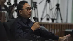Ketua MPR, Zulkifli Hasan saat bersaksi untuk terdakwa Gulat Medali Emas Manurung di Pengadilan Tipikor, Jakarta, Senin (5/1/2015). (Liputan6.com/Miftahul Hayat)