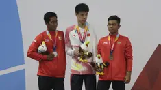 Perenang Indonesia, Guntur dan Zulkarnain Zaki, meraih medali pada Asian Para Games di Stadion Aquatik, Jakarta, Selasa (9/10/2018). Indonesia meraih medali perak dan perunggu di nomor 100 meter gaya dada putra kategori SB8. (Bola.com/M Iqbal Ichsan)