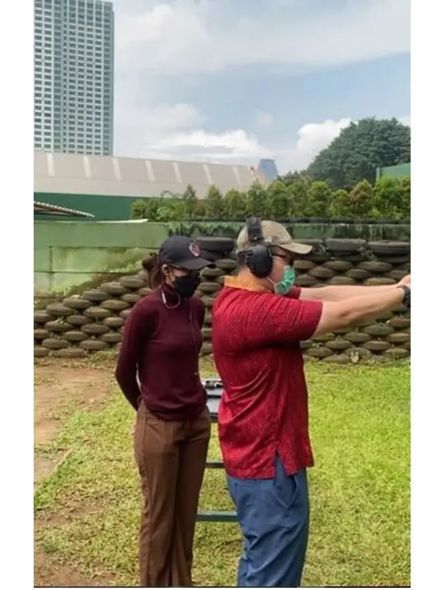 Ungkap Pernah Alami Pelecehan, Ini 6 Potret Widi Vierratale Jadi Instruktur Menembak